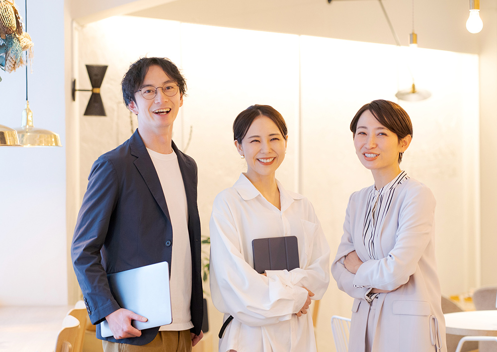 [イメージ写真]正社員男女3名のバストショット